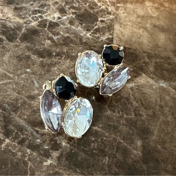 Vintage JJG 3 Stone Clip On Earrings - Picture 2 of 6